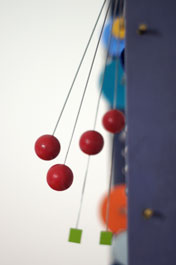 Die Hämmerchen schlagen gegen die Rohrstückchen