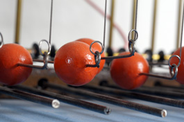 Anschlag der Hämmerchen auf die Klangstäbe